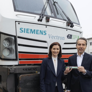 Tanja Kienegger, CEO Siemens Mobility Austria mit ELL CEO Christian Kern und der 222. ELL Vectron